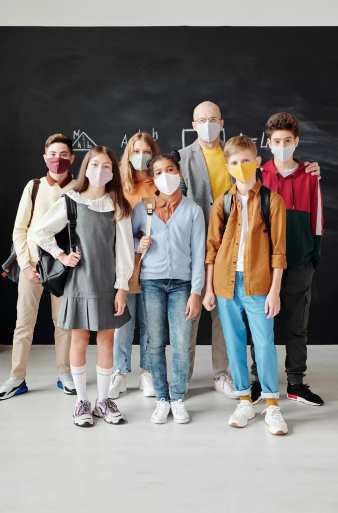 Lehrer und Schüler mit Maske. Lehrer und Schüler mit Maske.
