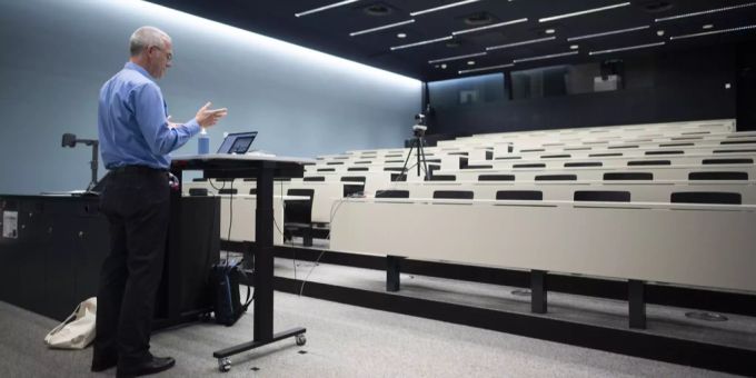 Professor Dr. Markus Stolzer gibt eine Online-Vorlesung, aufgenommen an der Ostschweizer Fachhochschule OST, in Rapperswil-Jona. (Symbolbild) Fachhochschule Ost Rapperswil