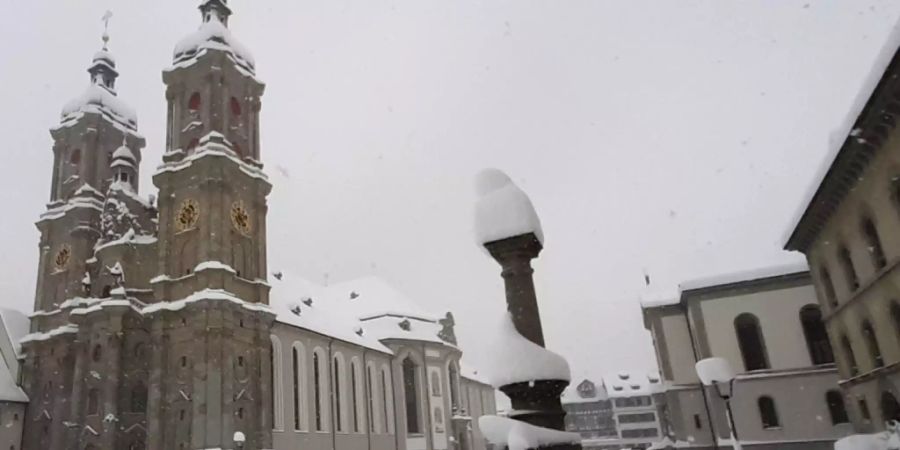 Verschneiter Klosterplatz in St. Gallen: am Sonntag lagen in St. Gallen 75 Zentimeter Schnee. Kein Rekord, aber überdurchschnittlich viel. Vor allem in der Ostschweiz und in Graubünden sind die Schneehöhen laut Meteoschweiz derzeit aussergewöhnlich. (Archivbild)