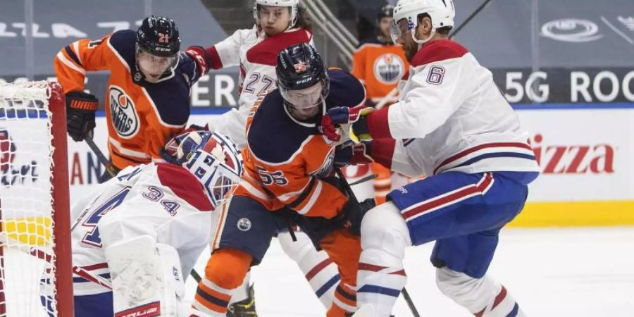 Die Edmonton Oilers (orange Trikots) mussten auch gegen die Montréal Canadiens eine Niederlage hinnehmen. Foto: Jason Franson/The Canadian Press/AP/dpa