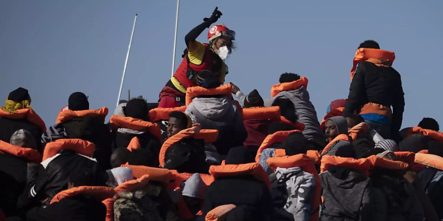 ARCHIV - Das UN-Flüchtlingshilfswerk rechnet mit mehr Flüchtlingen aus Afrika Richtung Mittelmeer. Foto: Joan Mateu/AP/dpa