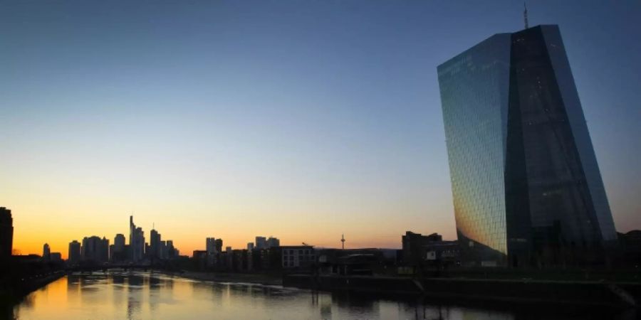 Skyline von Frankfurt mit EZB-Gebäude rechts