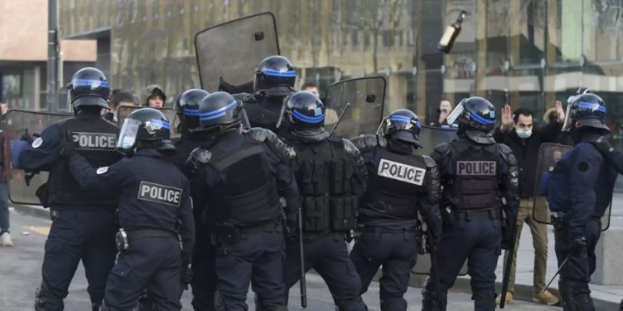 Amnesty und andere NGOs werfen Frankreichs Polizei Diskriminierung vor