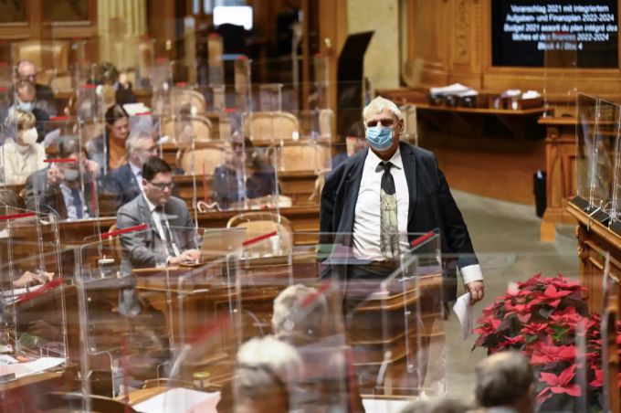 Daniel Brélaz, Nationalrat der Grünen, schreitet durch den Saal, an der Wintersession der Eidgenössischen Räte, am 3. Dezember 2020 im Nationalrat in Bern. Daniel Brélaz Nationalrat Coronavirus