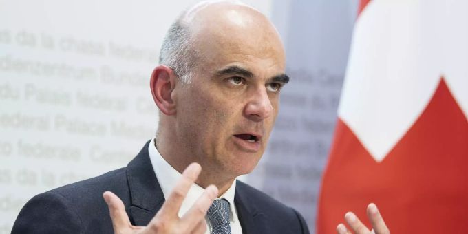 Bundesrat Alain Berset spricht an einer Medienkonferenz im Jahr 2020 in Bern. alain bersetz impfung