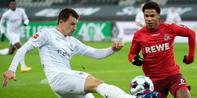 Gladbachs Stefan Lainer (l.) und der Kölner Ismail Jakobs versuchen den Ball zu spielen. Borussia Mönchengladbach FC Köln