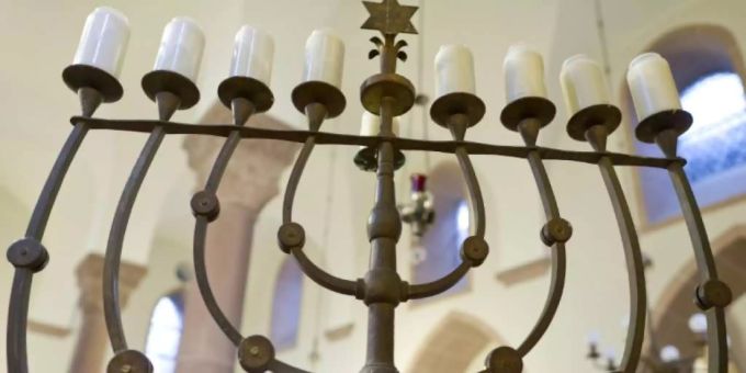 An die Tür der Bieler Synagoge wurden antisemitische Parolen und Symbole eingeritzt. synagoge antisemitismus