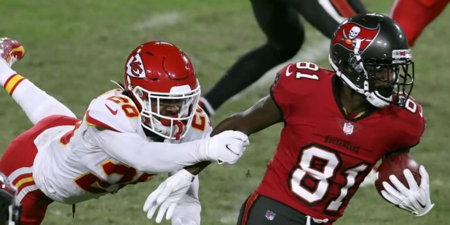 Will mit Tampa Bay den Super Bowl holen: Antonio Brown (r). Foto: Mark Lomoglio/AP/dpa