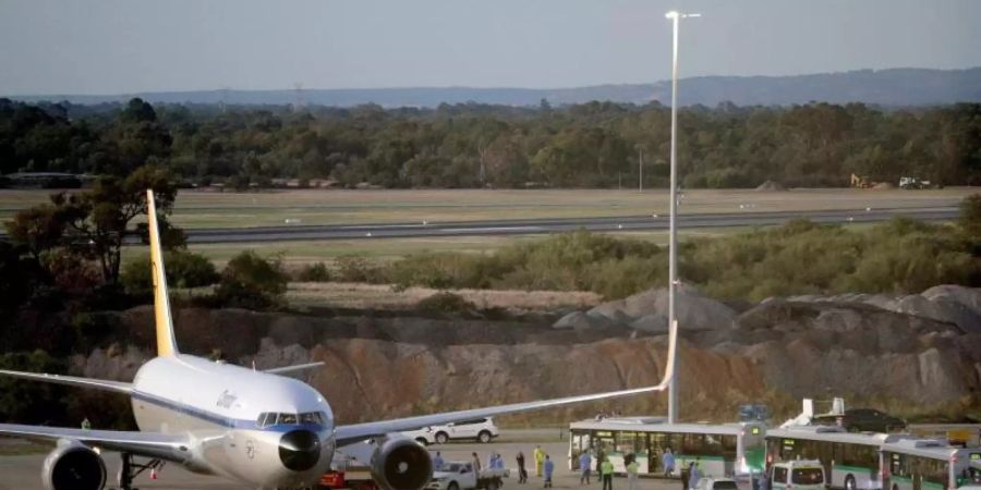 Im Rahmen der Rückholaktion der Bundesregierung gehen deutsche Kreuzfahrt-Passagiere im März auf dem Flughafen von Perth an Bord eines Flugzeugs von Condor, das sie nach Deutschland bringen soll (Symbol). Foto: Richard Wainwright/AAP/dpa