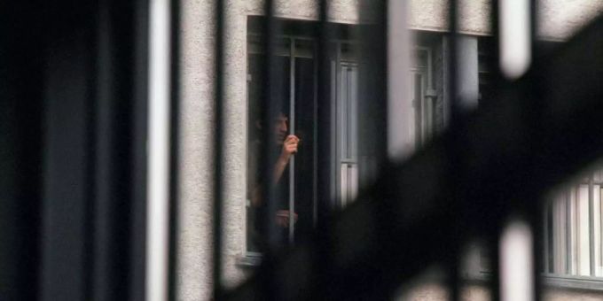 Blick aus dem Fenster eines Gefängnisses. (Symbolbild)