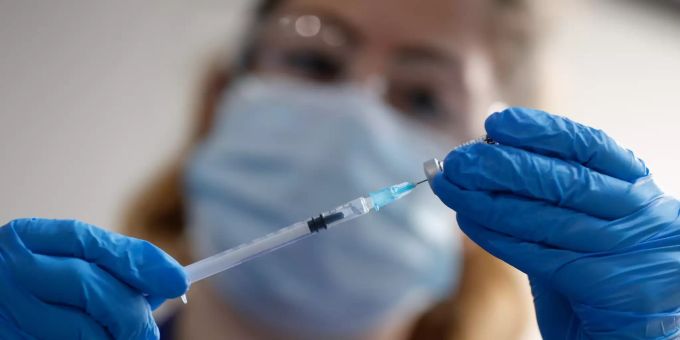 Eine Krankenschwester bereitet in London eine Spritze mit dem Impfstoff Covid-19 von Pfizer-Biontech im Guy's Hospital vor. Die rasante Entwicklung effektiver Impfstoffe gegen das Coronaviru Coronavirus Impfstoff Covid-19