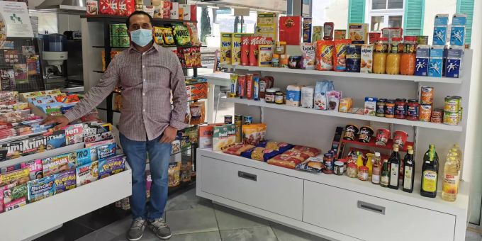 Roshan Ratnayaka betreibt den Bahnhofs-Kiosk in Urdorf ZH. Er passt sein Sortiment täglich den Bedürfnissen der Kunden an. Kiosk-Betreiber Roshan Ratnayaka.