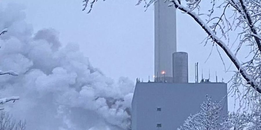 Rauchwolken stehen nach dem Brand über dem Kraftwerk in Nürnberg. Foto: Bauernfeind/NEWS5/dpa