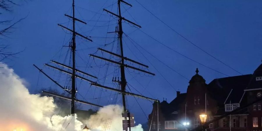 Rauch und Dampf steigt aus dem Museumsschiff «Friederike von Papenburg». Es hatte am Samstagmorgen Feuer gefangen. Foto: NWM/dpa