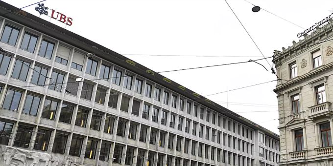 Die Grossbank UBS hält die diesjährige Generalversammlung Anfang April und damit drei Wochen früher als ursprünglich geplant ab. Die Veranstaltung geht auch in diesem Jahr coronabedingt im Internet über die Bühne.(Archivbild) Die Grossbank UBS hält die diesjährige Generalversammlung Anfang April und damit drei Wochen früher als ursprünglich geplant ab. Die Veranstaltung geht auch in diesem Jahr coronabedingt im Internet über die Bühne.(Archivbild)