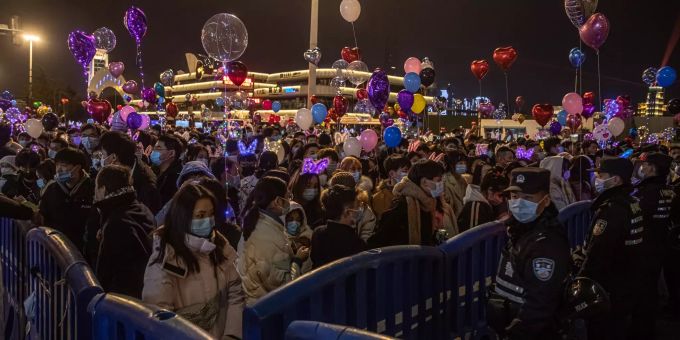 Corona-was? - Tausende in Wuhan feiern mit Ballons & Feuerwerk ins 2021