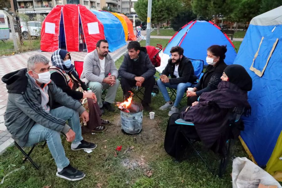 Viele Menschen in der türkischen Metropole Izmir verbringen die Nächte zurzeit im Freien oder in Zelten.