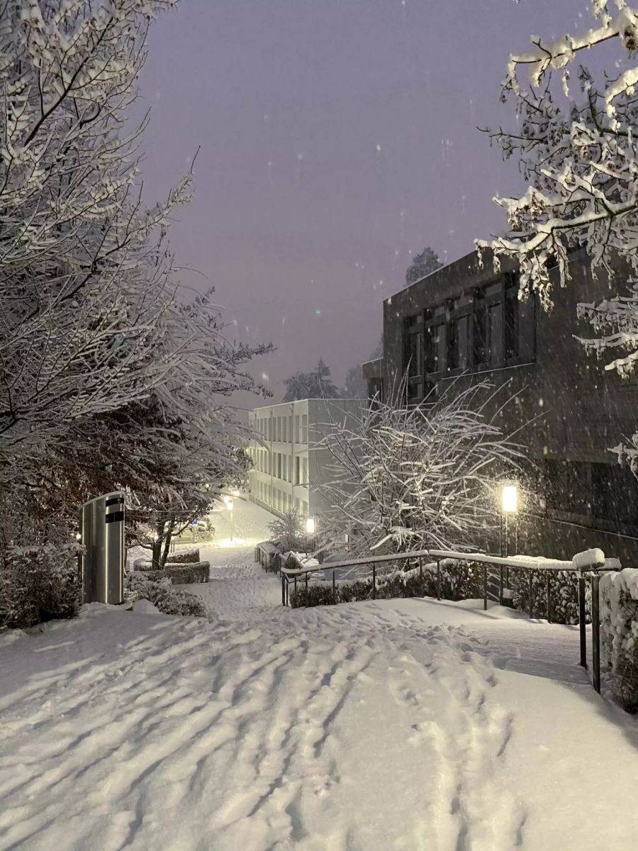 Auch die Stadt St. Gallen ist am Freitagmorgen total verschneit.