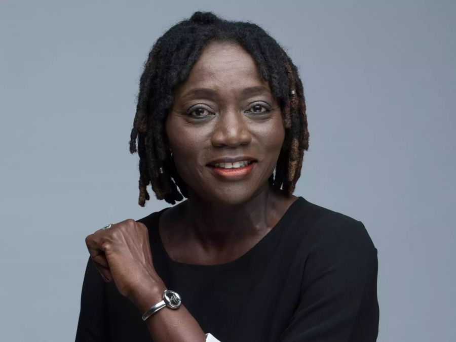 Auma Obama, 60, Germanistin, Soziologin, Key Note Speakerin und Journalistin:  «Normalerweise hätte ich nicht den Mut, bei einem solchen Wettbewerb teilzunehmen. Ich bin zwar eine leidenschaftliche Tänzerin, aber am liebsten tanze ich im Wettbewerb mit den Kindern aus meiner Stiftung «Sauti Kuu» in Alego/ Kenia. Dabei geht es um das Zelebrieren des besten Tänzers und obwohl ich gegen die Kinder keine Chance habe, tanze ich gerne mit. Es macht einfach riesigen Spass dabei zu sein und so will ich es auch bei «Let’s Dance» angehen - Hauptsache Spass.»