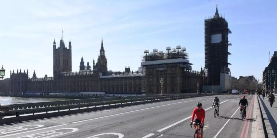 Ein Tag nach den Ausgangsbeschränkungen in London auf der leeren Westminster-Brücke vor dem Parlamentsgebäude in Westminster. Foto: Stefan Rousseau/PA Wire/dpa