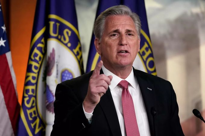 Kevin McCarthy, Minderheitsführer der Republikaner im Repräsentantenhaus, spricht während einer Pressekonferenz im Kapitol. Nach der Amtseinführung von US-Präsident Biden - McCarthy