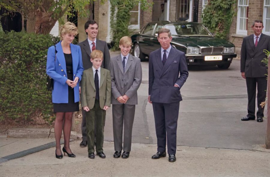 Prinzessin Diana, Prinz Harry, Prinz William und Prinz Charles an Williams erstem Schultag in Eton 1995.