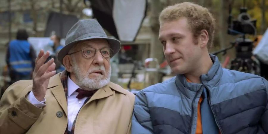 Schauspieler Dieter Hallervorden (l) und sein Sohn Johannes bei Dreharbeiten zum ZDF-Format "Mein Freund, das Ekel". Foto: Conny Klein/ZDF/dpa