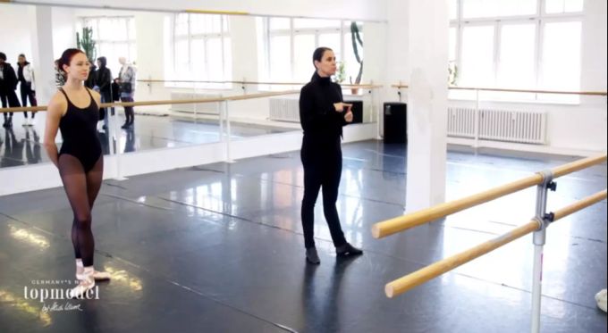 Alexandra Georgieva, die Ballettdirektorin des Friedrichstadt-Palastes trainiert die Models. Alexandra Georgieva