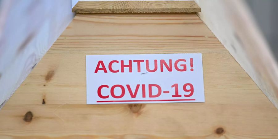 Ein Sarg mit der Aufschrift «Achtung! Covid-19» steht in einem Raum im Krematorium, bevor der Sarg eingeäschert wird. (zu dpa «Grenze von 500 000 Corona-Todesfällen in der EU überschritten») Foto: Felix Kästle/dpa