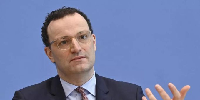 Bundesgesundheitsminister Jens Spahn (CDU) gibt eine Pressekonferenz. Foto: Tobias Schwarz/AFP/POOL/dpa Bundesgesundheitsminister Jens Spahn (CDU) gibt eine Pressekonferenz. Foto: Tobias Schwarz/AFP/POOL/dpa