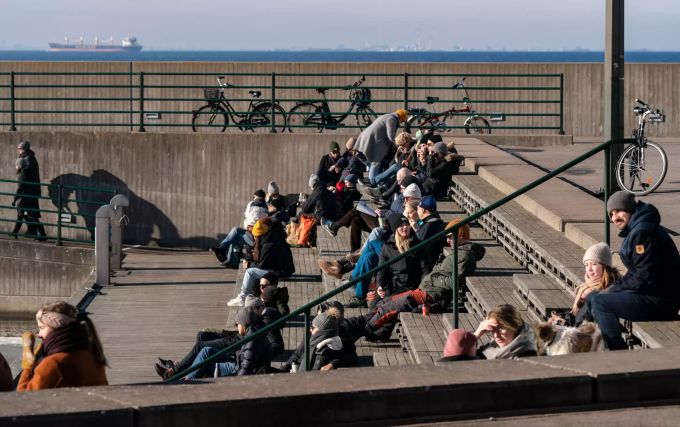 14.02.2021, Schweden, Malmö: Die Menschen geniessen das sonnige Winterwetter im Westhafen von Malmö. Coronavirus - Schweden