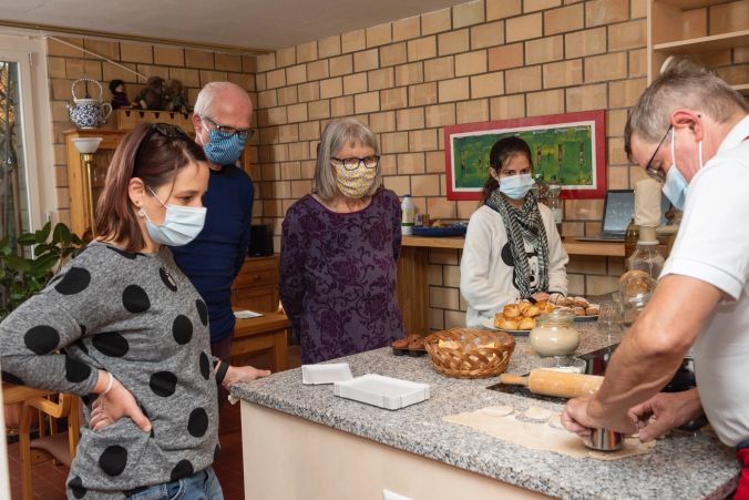 Rebekka Keller, Robert Ackermann, Hannah Küffer und Salome Schärli schauen genau hin.