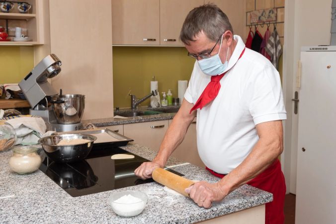 Ruedi Schärli führte eine Schaubäckerei und ist es gewohnt, dass man ihm bei der Arbeit zusieht.