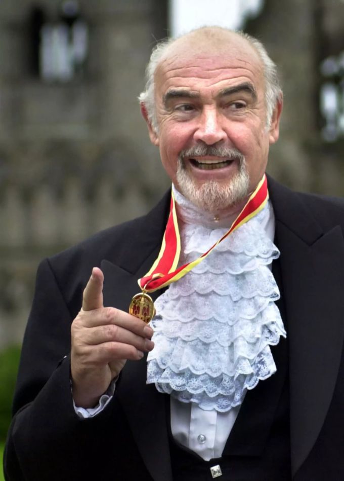 Sir Sean Connery wurde von Queen Elizabeth II. in Edinburgh förmlich zum Ritter geschlagen. Sean Connery