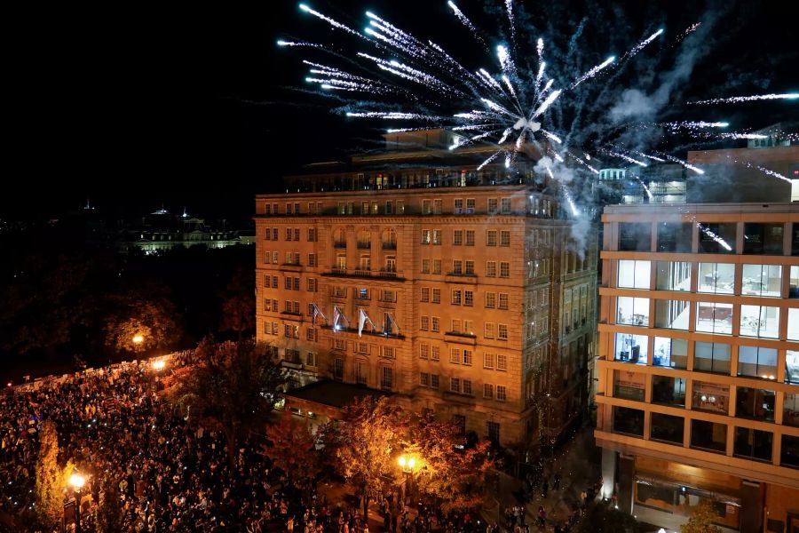 Feuerwerk explodiert über dem Black Lives Matter Plaza in Washington, während Menschen den «Gewählten Präsidenten» («President Elect») Biden feiern.