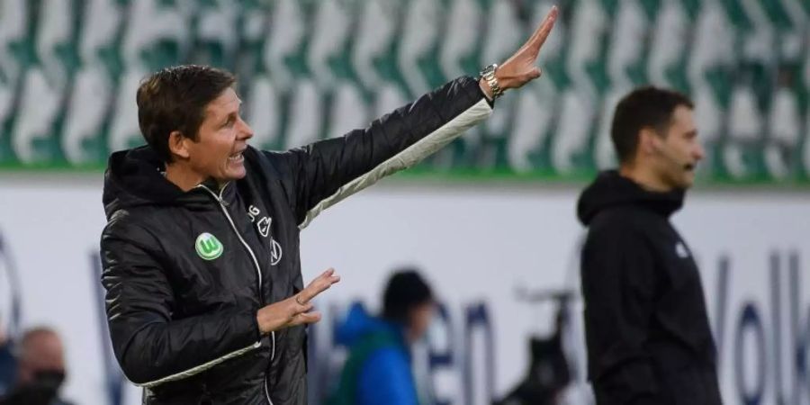 Wolfsburgs Trainer Oliver Glasner gestikuliert am Spielfeldrand. Foto: Swen Pförtner/dpa
