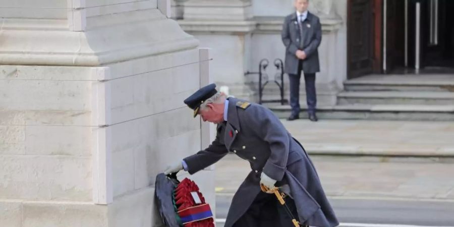 Charles, Prinz von Wales, legt am Kriegsdenkmal Cenotaph von Whitehall einen Mohnblumen-Kranz nieder. Foto: Aaron Chown/PA Wire/dpa