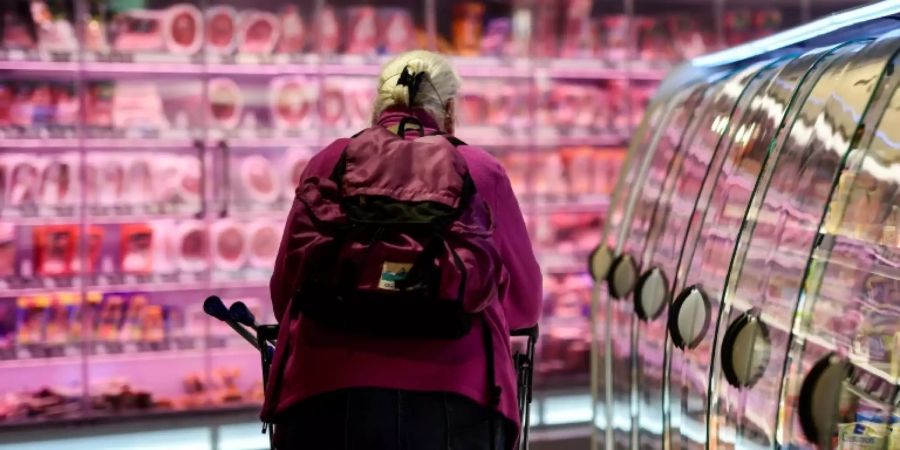 Kundin in einem Supermarkt in Düsseldorf