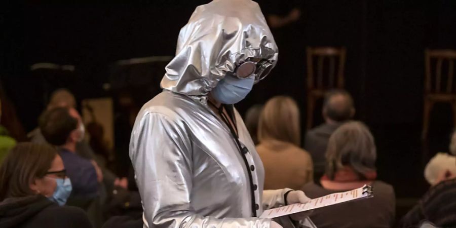 Die Kantone Zürich und Basel-Stadt wollen Kulturschaffenden, wie hier Bettina Dieterle bei einem Auftritt im Basler Teufelhof, unbürokratisch aus der finanziellen Corona-Krise helfen.