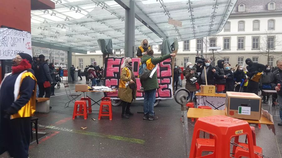 Dutzende haben sich auf dem Bahnhofsplatz versammelt.