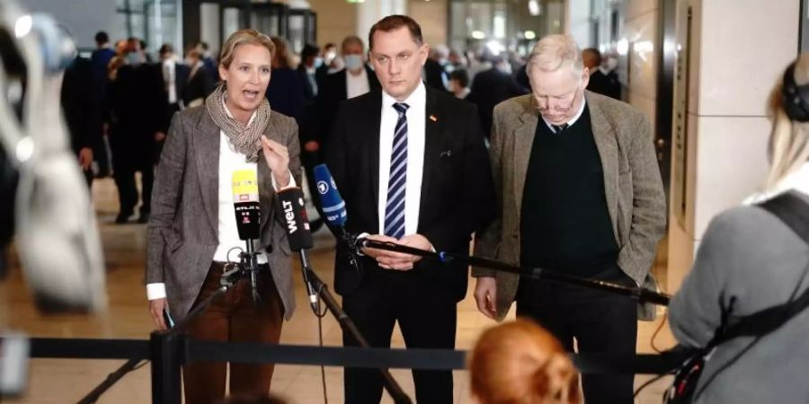 Tino Chupalla, AfD-Parteivorsitzender, zwischen Alice Weidel und Alexander Gauland. Foto: Kay Nietfeld/dpa