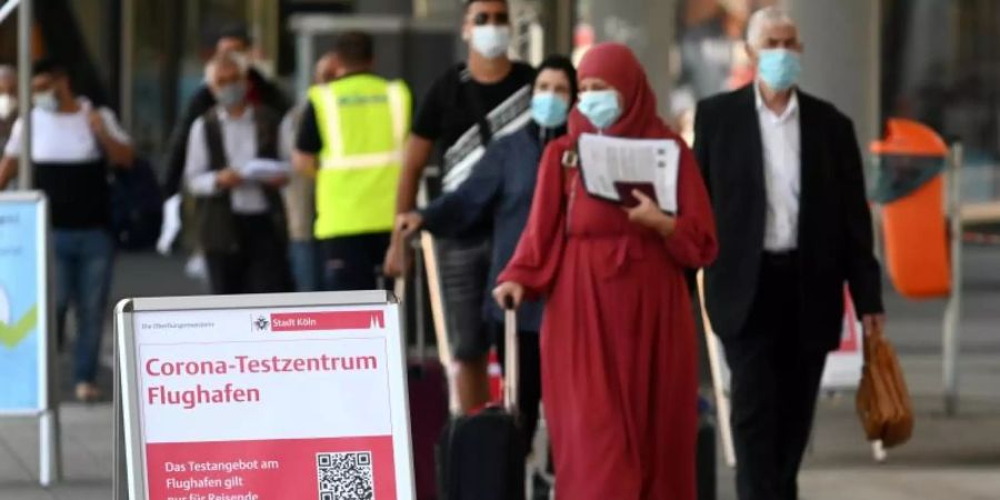 Reisende im Corona-Testzentrum am Flughafen Köln/Bonn. Das OVG in Münster hat die Quarantänepflicht für Auslandsrückkehrer gekippt. Foto: Henning Kaiser/dpa