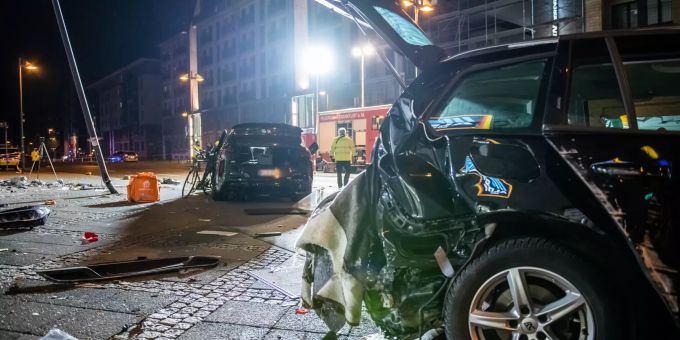 Zwei zerstörte PKW stehen nach einem Unfall im Frankfurter Ostend. Bei einer tödlichen Kollision in Frankfurt/Main hat ein SUV (l) mehrere Menschen erfasst. Pkw Unfall in Frankfurt/Main