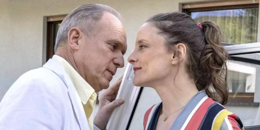 Ulrich Tukur und Anne Ratte-Polle in einer Szene des TV-Krimis "Tatort: Die Ferien des Monsieur Murot". Foto: Bettina Müller/HR/dpa