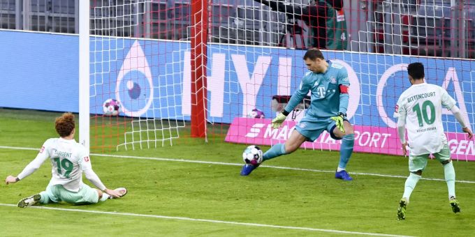 Manuel Neuer rettet in der ersten Halbzeit gegen Werders Sargent. bayern münchen
