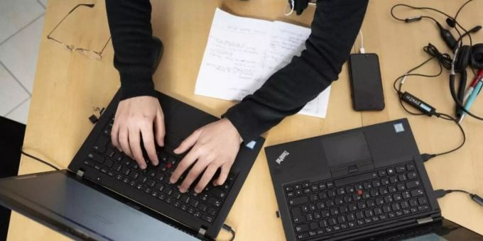 Die Digitalisierung der Wirtschaft in Deutschland hat durch Corona an Bedeutung gewonnen - aber fast jedes dritte Unternehmen musste Investitionen in diesem Bereich zurückfahren. Foto: Lisa Ducret/dpa Digitalisierung ommax