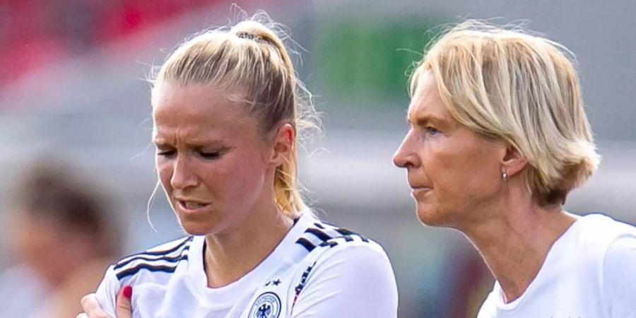 Wurde von Frauen-Bundestrainerin Martina Voss-Tecklenburg (r.) wieder ins Aufgebot berufen: Turid Knaak. Foto: David Inderlied/dpa