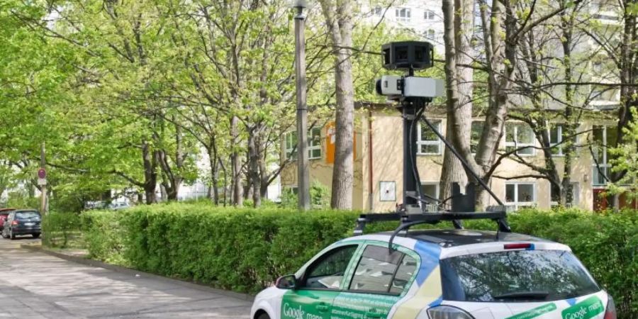 Ein Kameraauto des Internetdiensteanbieters Google fährt durch Berlin. Foto: Tobias Kleinschmidt/dpa