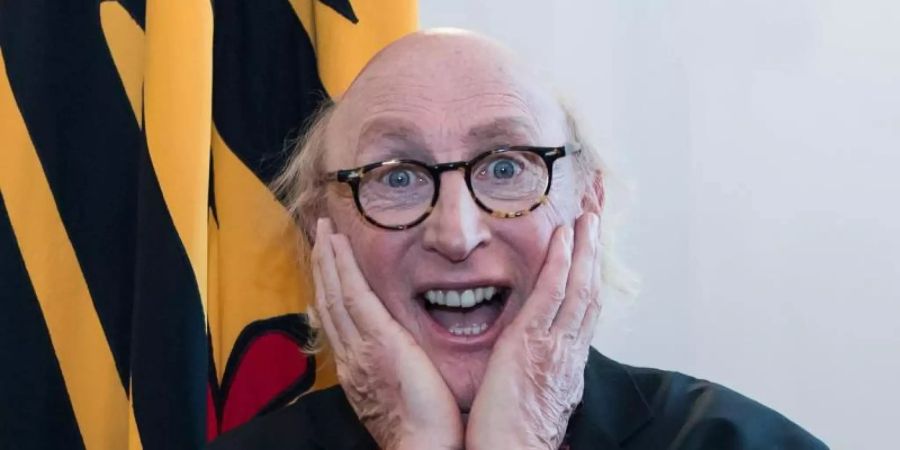 Der Komiker Otto Waalkes freut sich über den Elefantenjungen Otto. Foto: Bernd von Jutrczenka/dpa