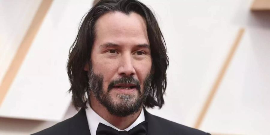 Mehrere hundert Leute feiern im Filmstudio in Corona-Zeiten eine Party - laut Darstellung des Studios Babelsberg war das Teil eines Drehs für den Film «Matrix» mit Keanu Reeves. Foto: Jordan Strauss/Invision/AP/dpa